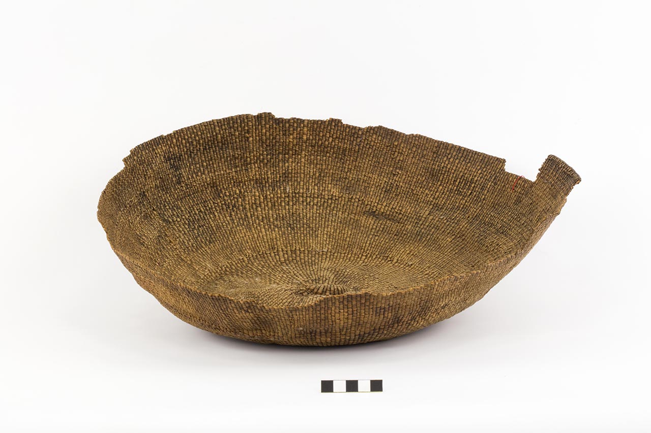 Piatto, ARREDI E SUPPELLETTILI/ CONTENITORI, RECIPIENTI E OGGETTI DI USO DOMESTICO