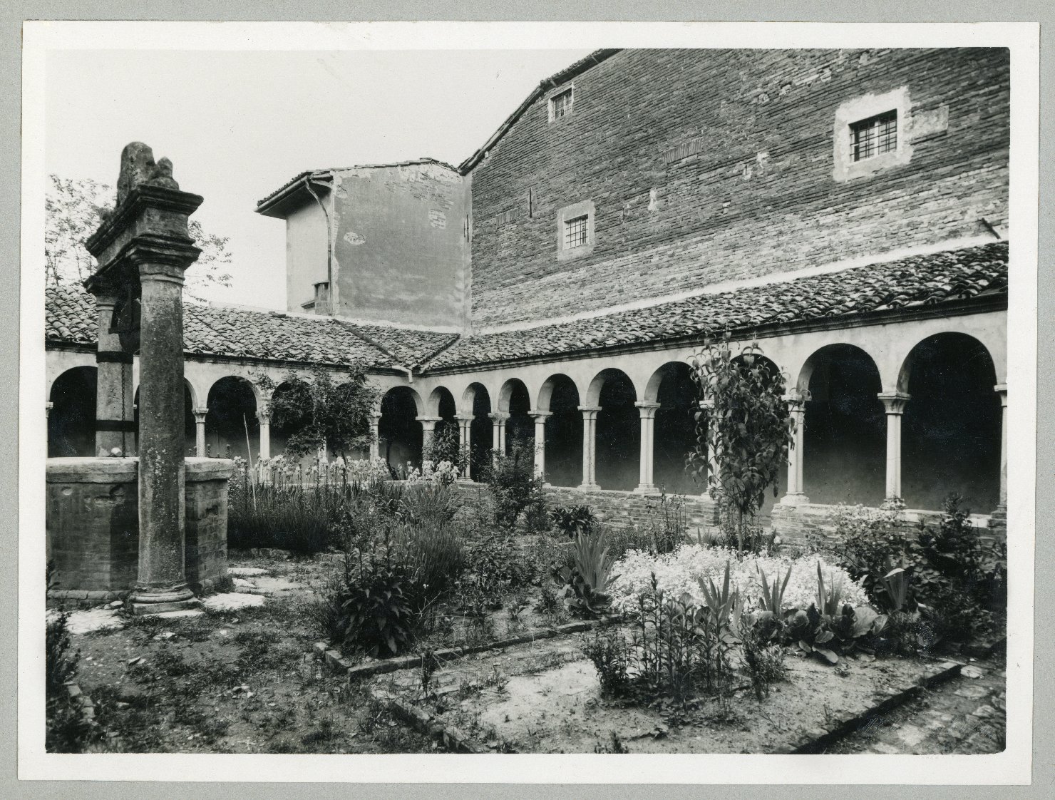Architettura sacra - Conventi - Chiostri - Loggiati - Vere da pozzo (positivo) di Bolognesi Orsini (ditta) (XX)