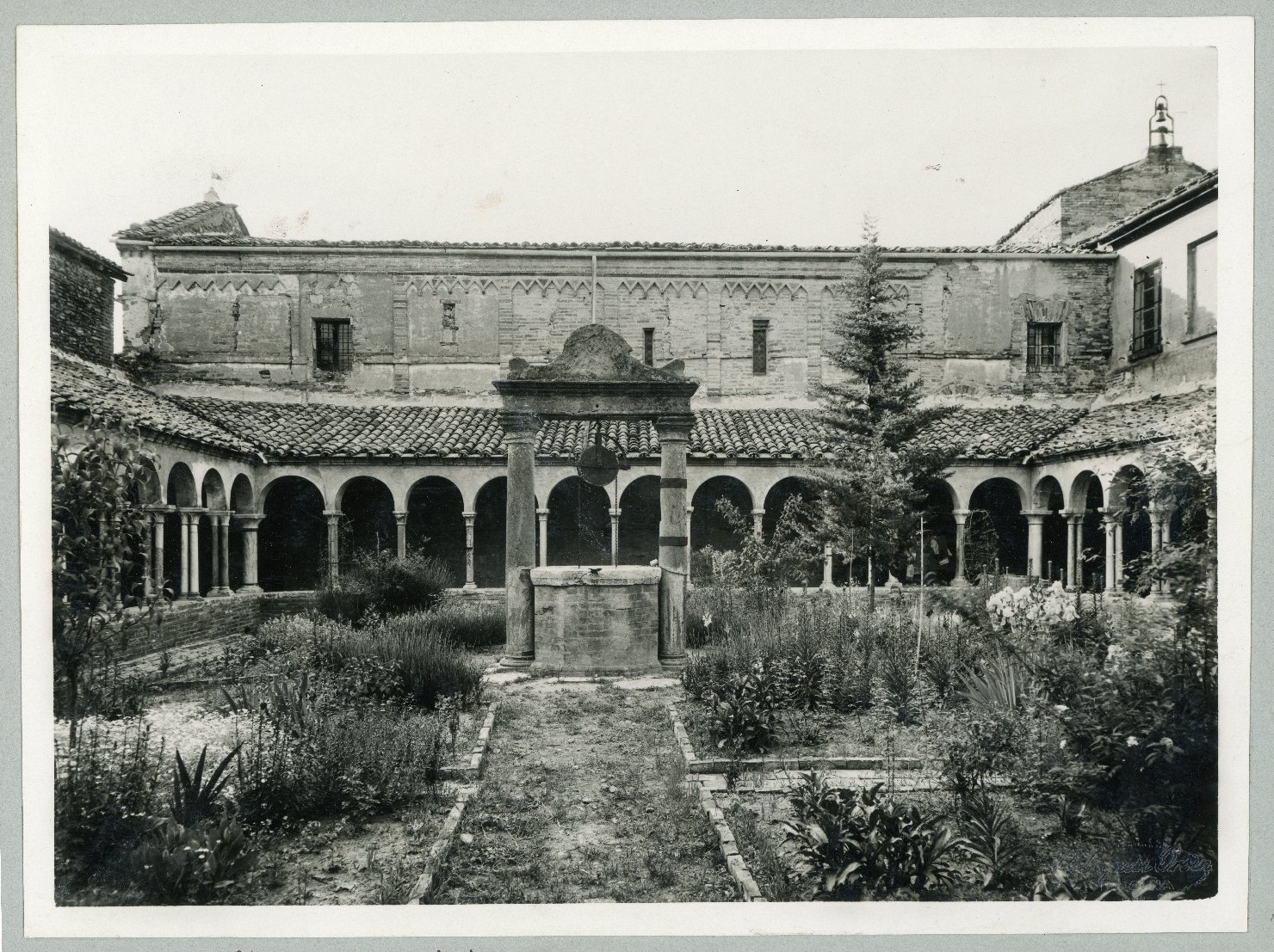 Architettura sacra - Conventi - Chiostri - Loggiati - Vere da pozzo (positivo) di Bolognesi Orsini (ditta) (XX)