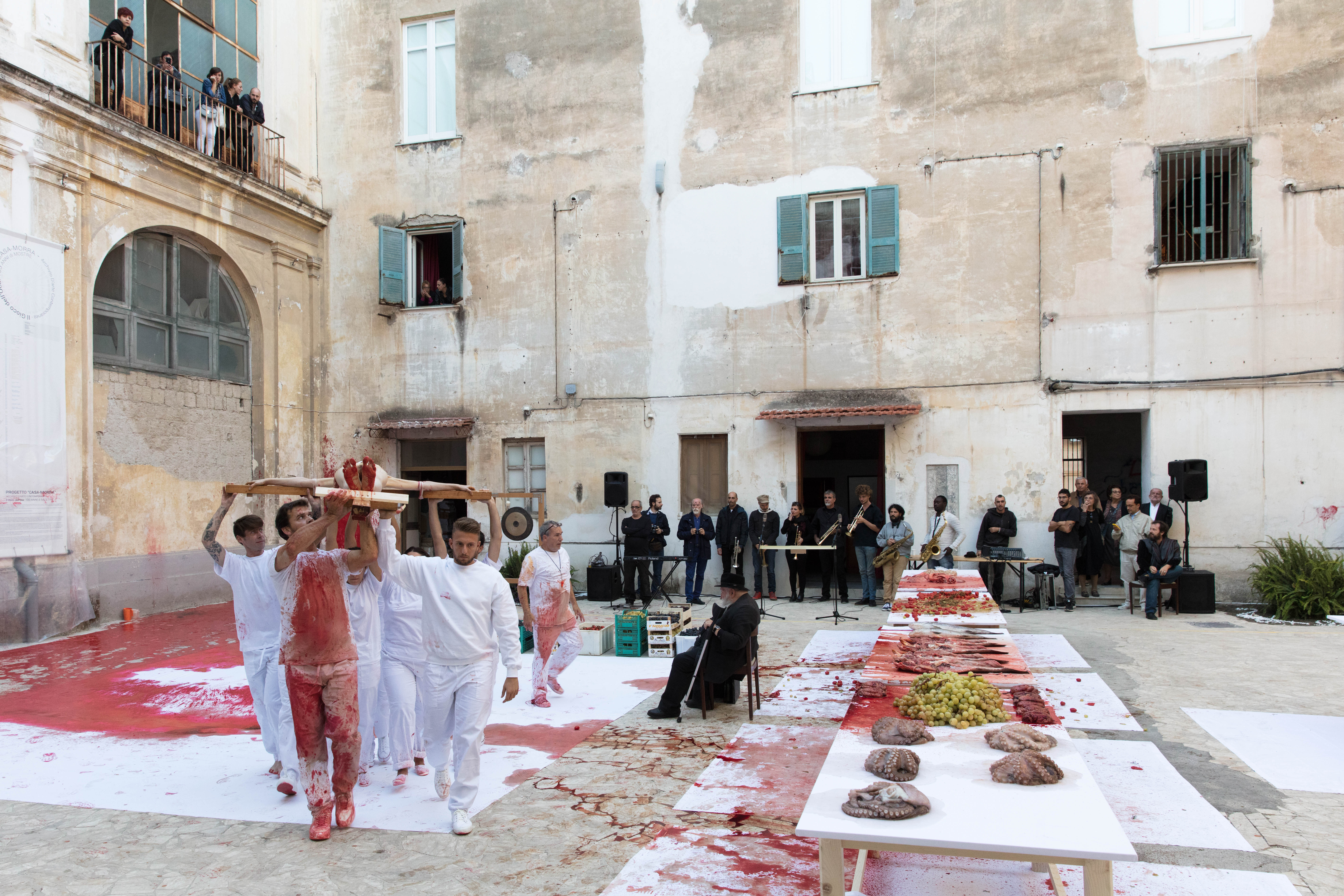 Napoli, Casa Morra - Veduta [del] Cortile - Gruppo [di] Attori (positivo) di Benestante, Amedeo (prima metà XXI)