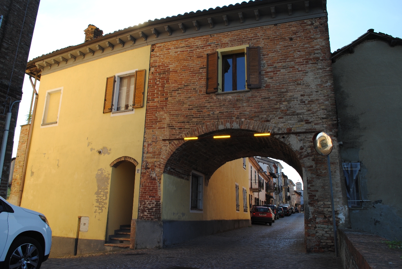 Porta Cigogna (porta, urbana) - Moncalvo (AT)  (XV, inizio; XVI; XVI; XVII)