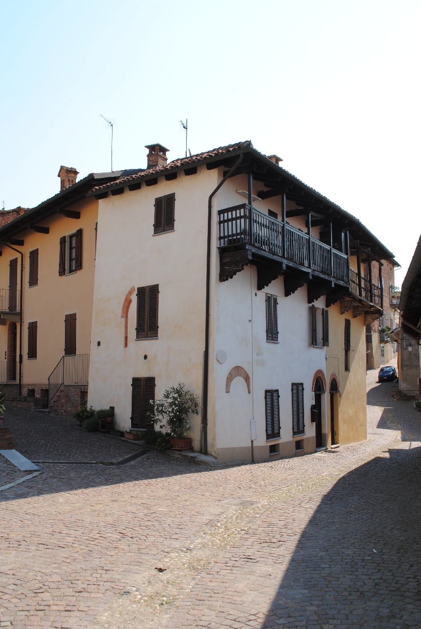 [Casa in via Apostolo, 3] (casa) - Montemagno (AT)  (XI; XIX; XIX; XX, inizio; XX)