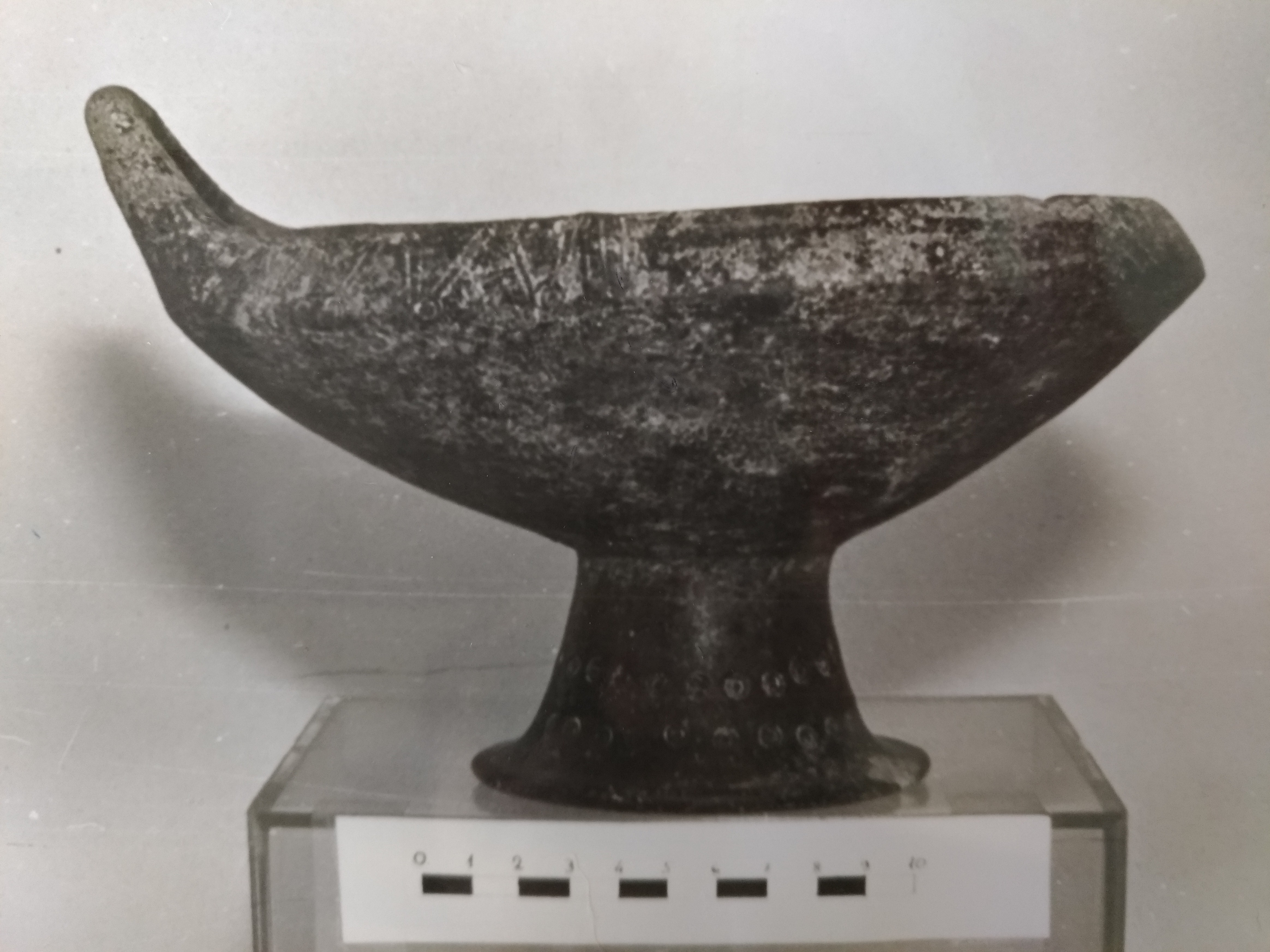 scodella, monoansata su piede, tipo Close-Brooks n. 34 (metà VIII a.C)