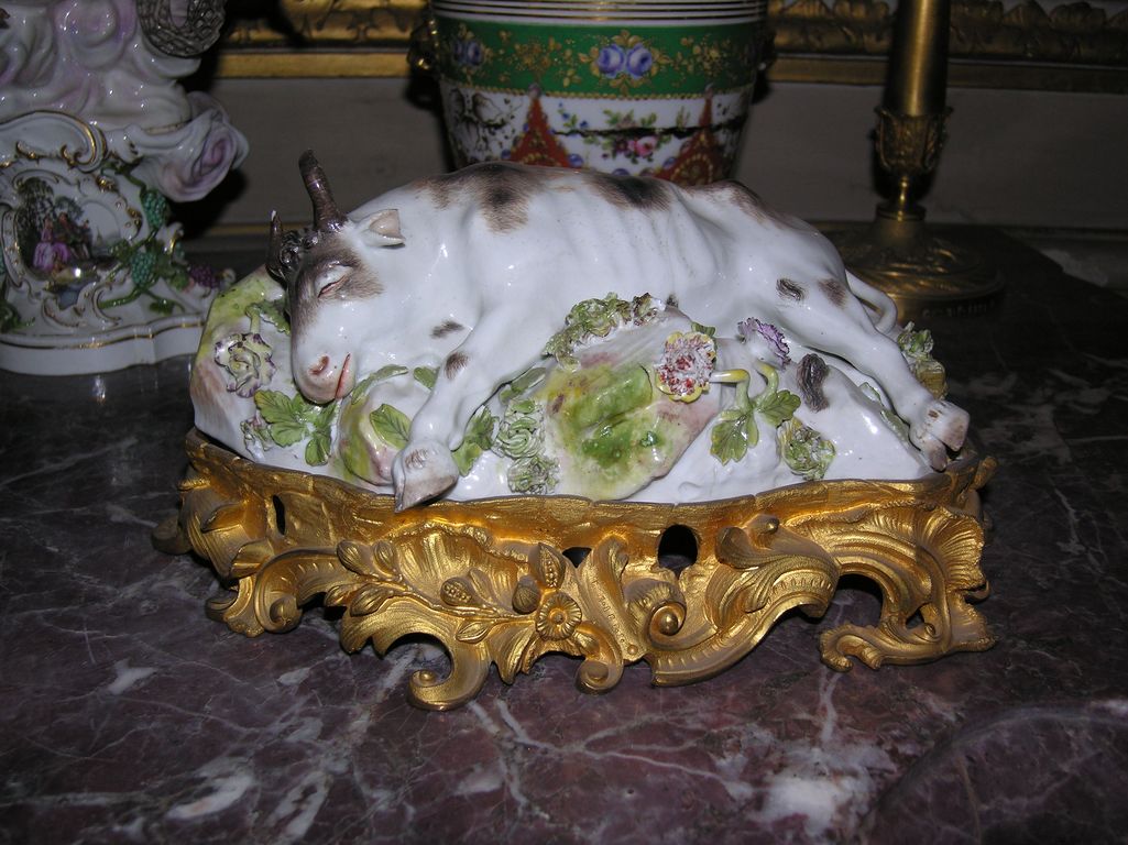 toro sdraiato (soprammobile) - manifattura di Meissen (sec. XVIII)