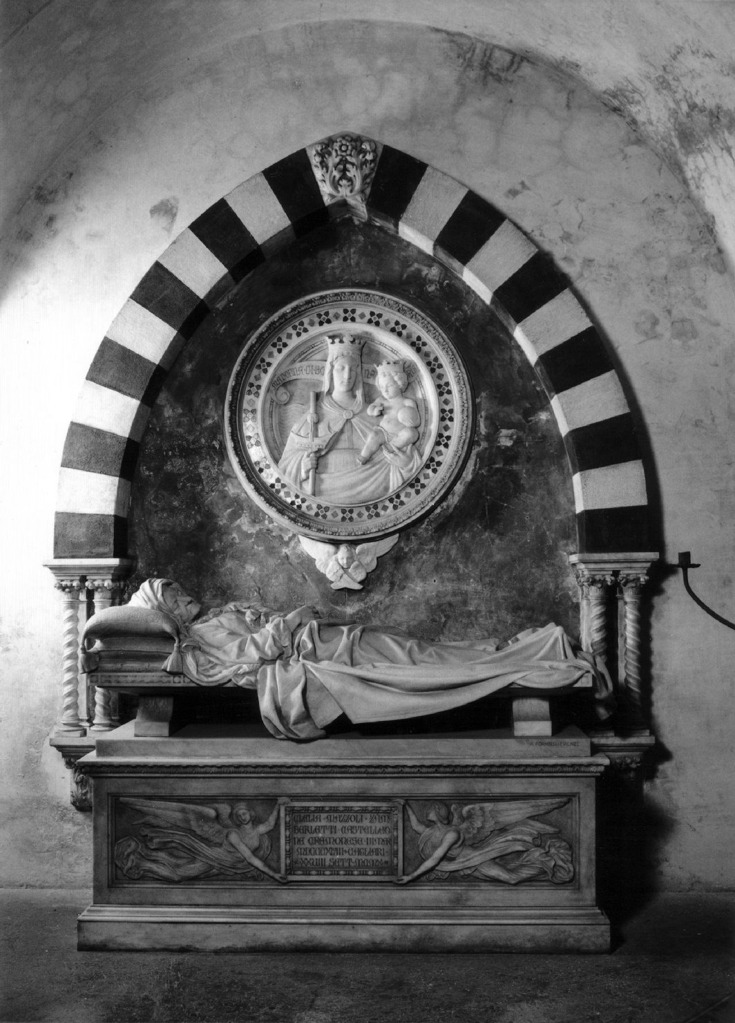 momumento funebre di Clelia Mazzoli Zamberletti (monumento funebre) di Formilli Attilio (secc. XIX/ XX)