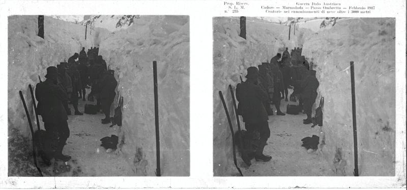 Marmolada - Passo Ombretta - soldati - centurie - camminamenti - neve - 1917 (positivo) di Marzocchi, Luigi (primo quarto XX)