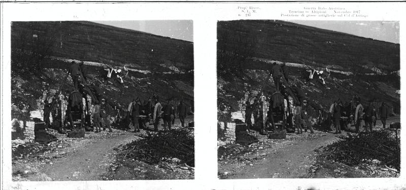 Col d'Astiago - soldati - postazioni -artiglierie - 1917 (positivo) di Marzocchi, Luigi (primo quarto XX)