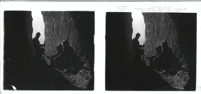 Cogollo del Cengio - Monte Cengio - soldati italiani - guardie - gallerie - 1918 (positivo) di Marzocchi, Luigi (primo quarto XX)
