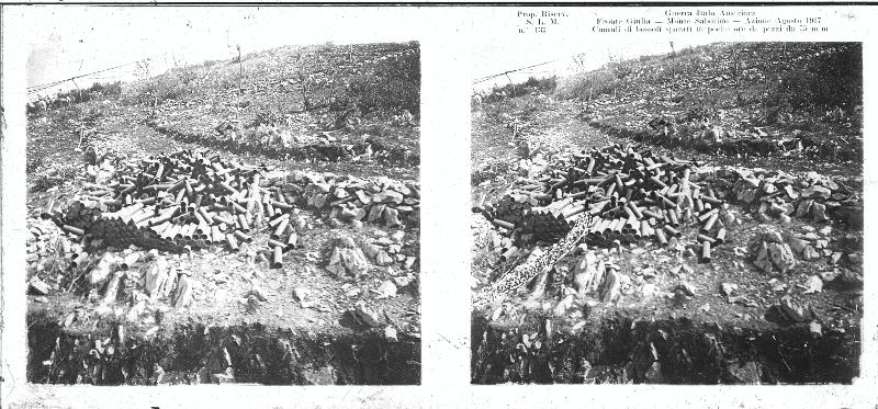 Friuli-Venezia Giulia - Carso - monte Sabotino - bossoli - artiglieria - calibro 75 - 1917 (positivo) di Marzocchi, Luigi (primo quarto XX)