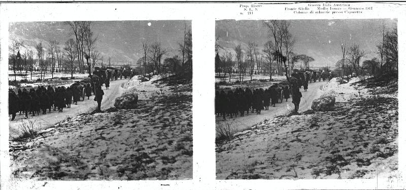Slovenia - Carso - Caporetto - neve - salmerie - carri - soldati - militari - 1917 (positivo) di Marzocchi, Luigi (primo quarto XX)