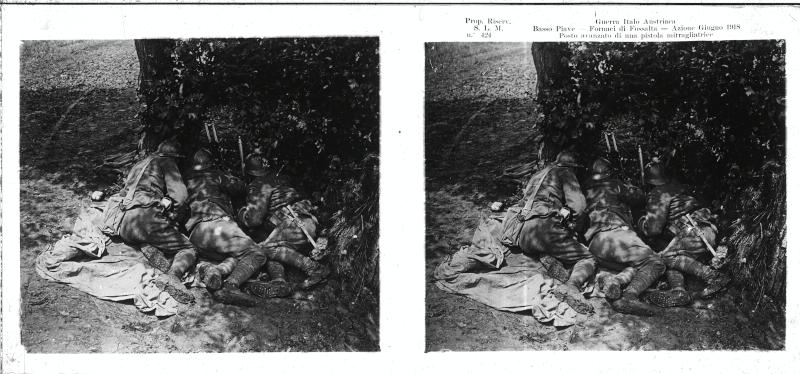 Fossalta di Piave - mitragliatrice - soldati - 1918 (positivo) di Marzocchi, Luigi (primo quarto XX)
