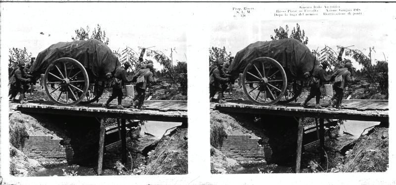 Fossalta di Piave - ponti - soldati - 1918 (positivo) di Marzocchi, Luigi (primo quarto XX)