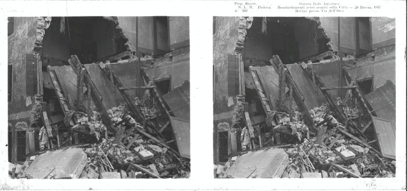 Padova - Via dell'Ovo - rovine - bombardamenti - 1917 (positivo) di Marzocchi, Luigi (primo quarto XX)