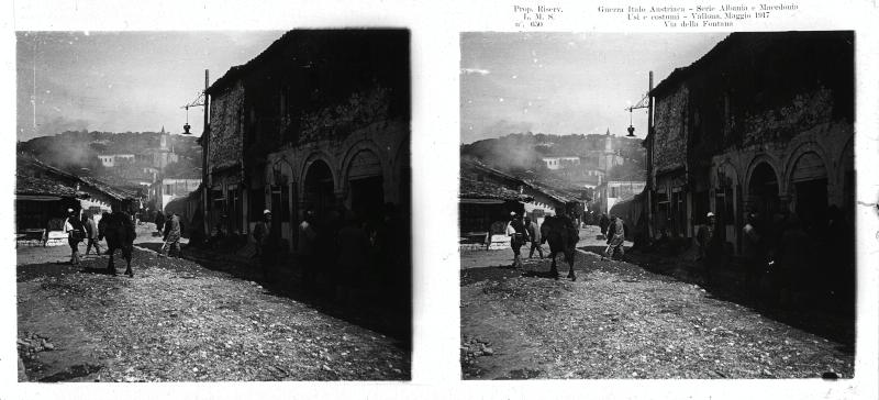 Albania - Valona - soldati - civili - 1917 (positivo) di Marzocchi, Luigi (primo quarto XX)