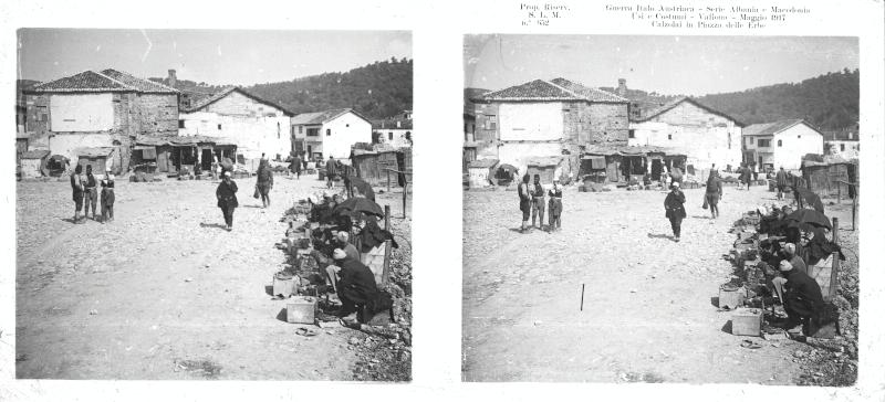 Albania - Valona - Piazza delle Erbe - calzolai - civili - 1917 (positivo) di Marzocchi, Luigi (primo quarto XX)