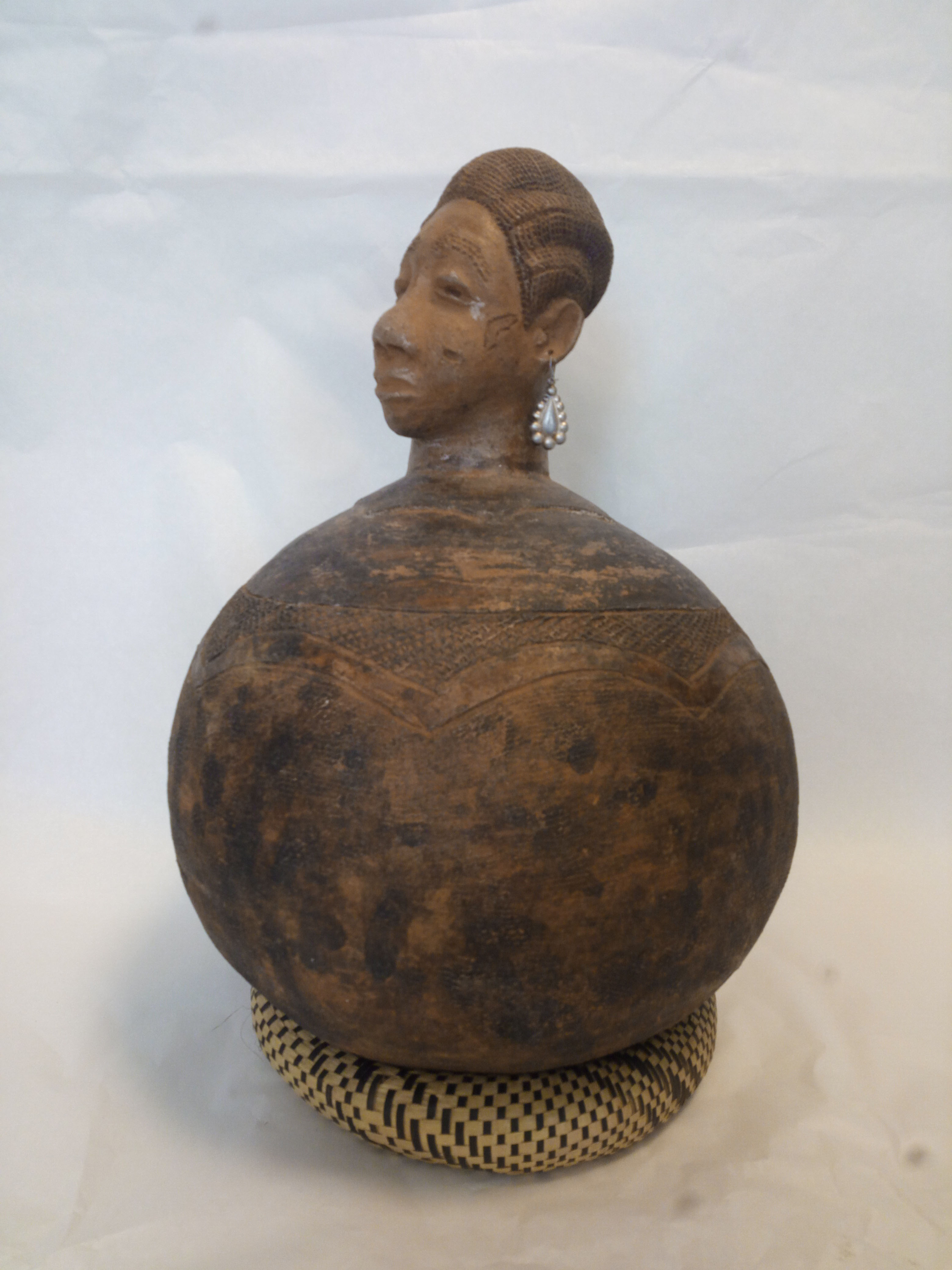 Anfora - bottiglia, Anfora antropomorfa con testa femminile, ARREDI E SUPPELLETTILI/ CONTENITORI, RECIPIENTI E OGGETTI DI USO DOMESTICO - produzione Zande