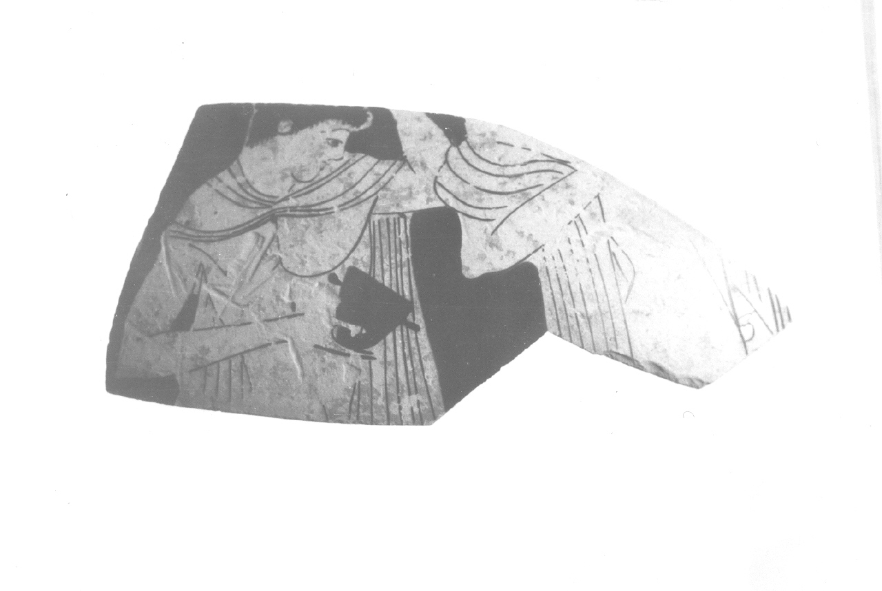 Giovane che regge uno skiphos (anfora/ frammento) - produzione attica (V sec. a.C)