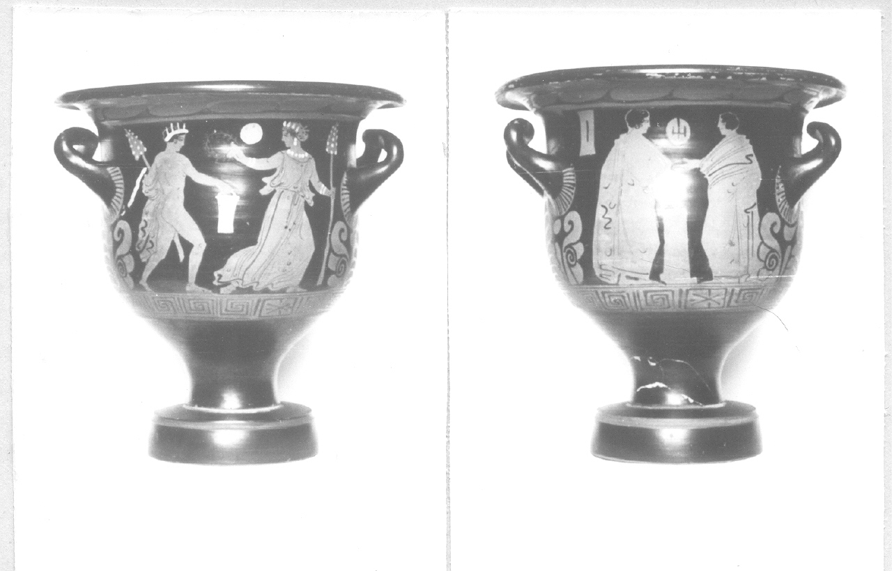 Giovane e menade/ Due giovani ammantati ai lati di una stele/ Decorazioni (cratere a campana, Trendall forma 1) - produzione apula (metà IV sec. a.C)