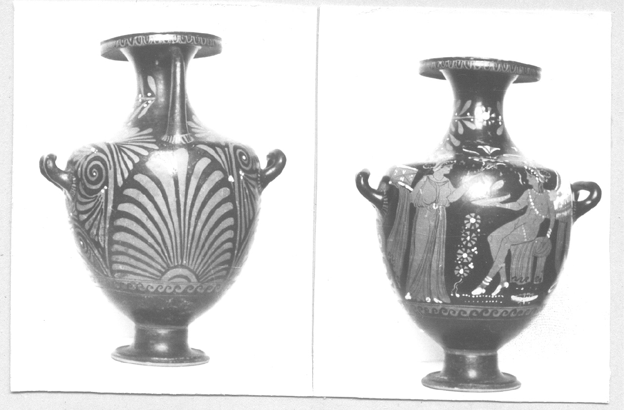 Erote e donna/ Motivi decorativi vegetali (hydria, Trendall forma 15) - produzione apula (ultimi decenni del IV sec. a.C)