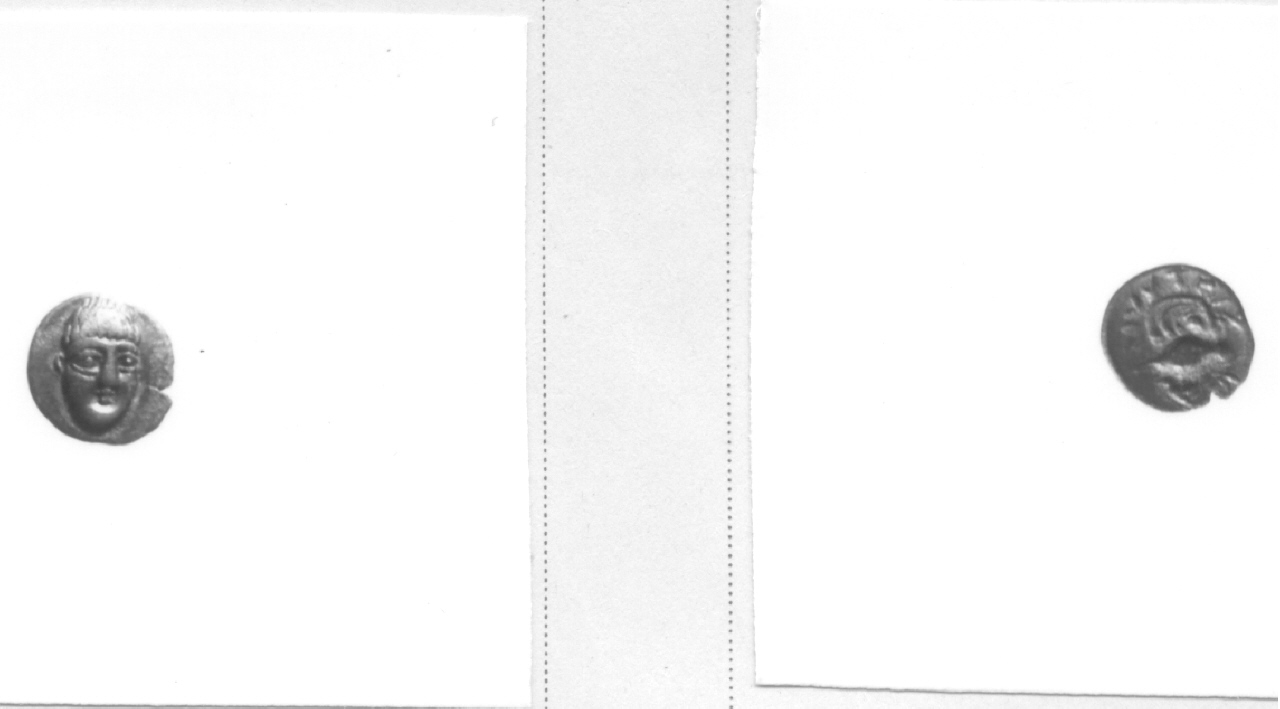 Testa frontale / cozza (moneta, obolo) (IV sec. a. C)