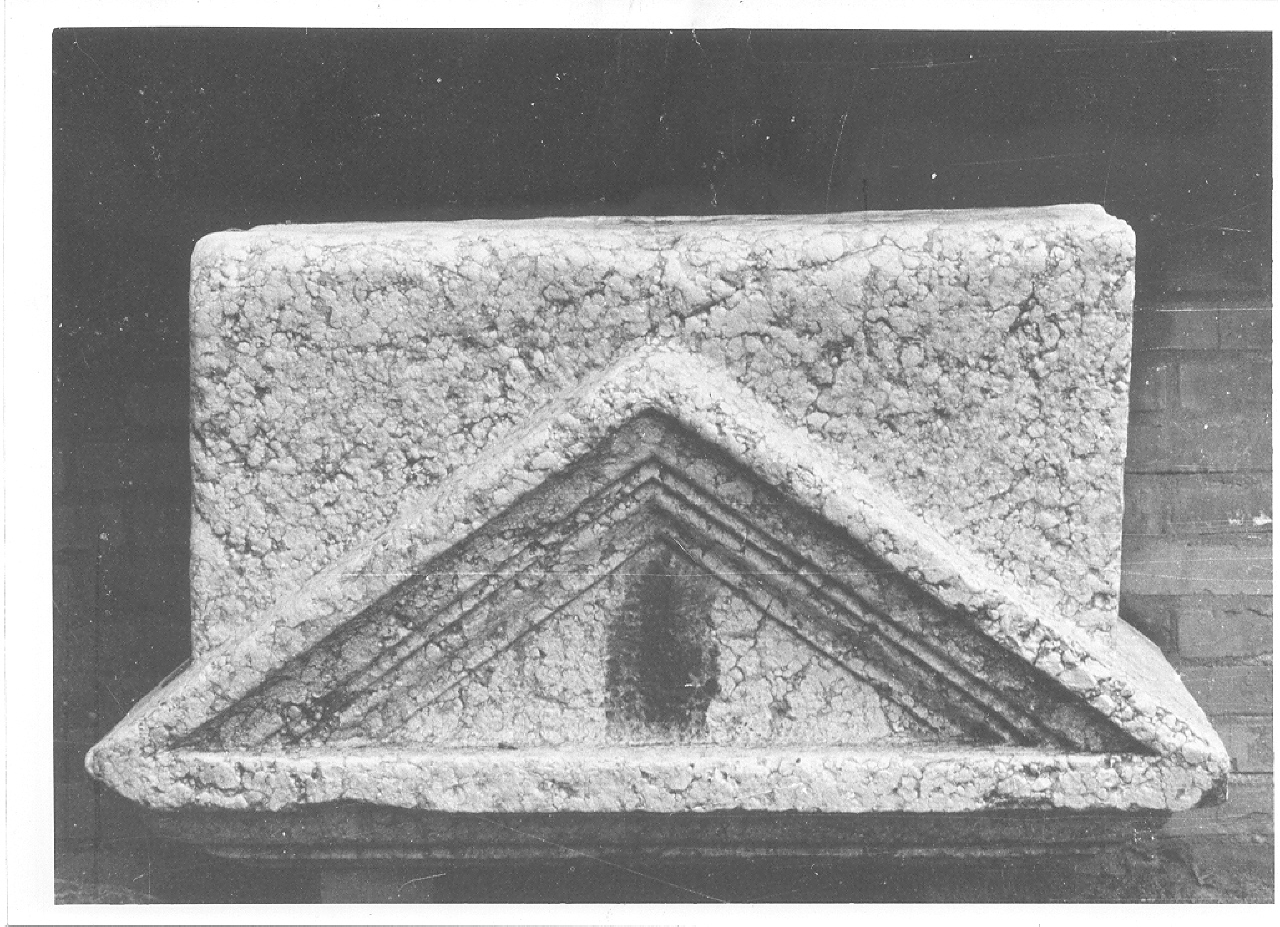 cippo/ coronamento (non determinabile)