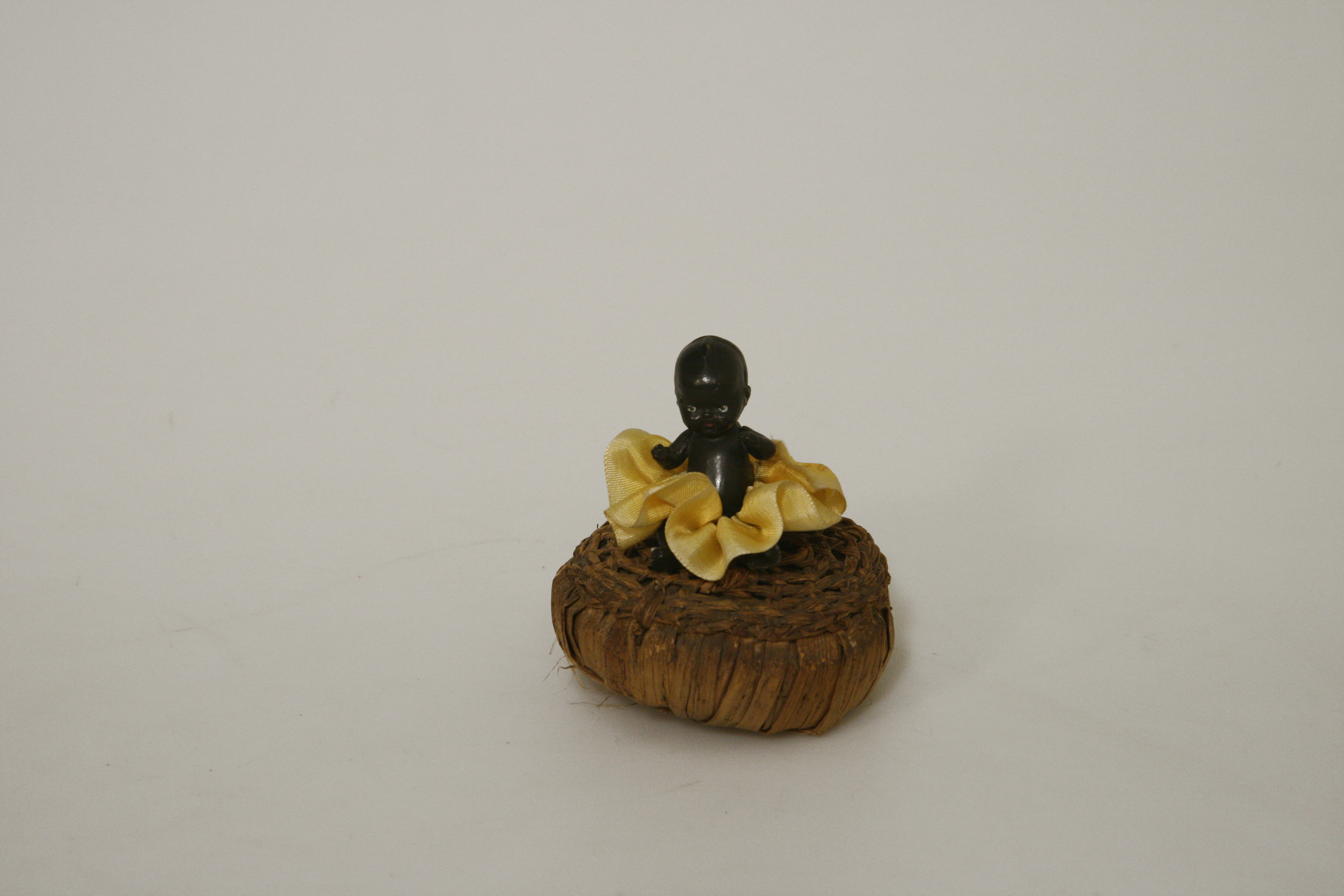 bambolina, in bachelite nera, accessori ludici (anni '30 del XX secolo)