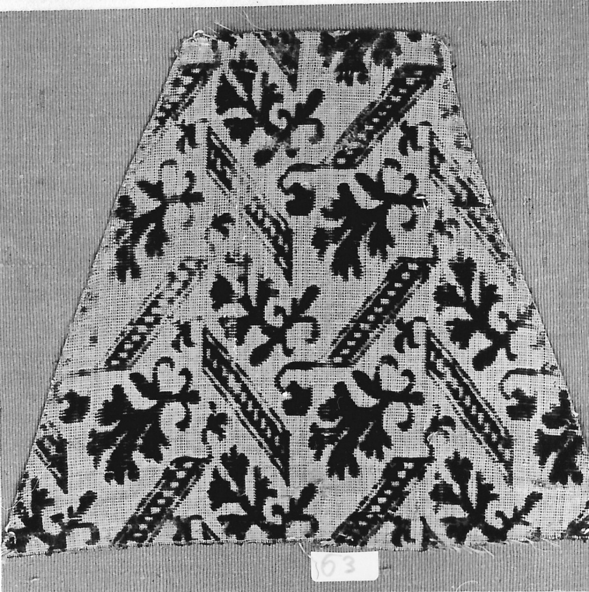 tessuto, frammento - manifattura italiana (secc. XVI/ XVII)