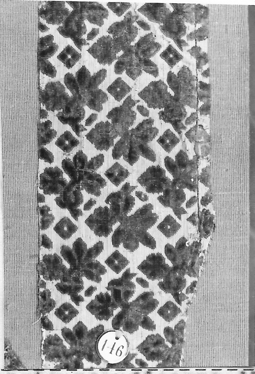 motivo decorativo floreale (tessuto, frammento) - manifattura italiana (secc. XVI/ XVII)