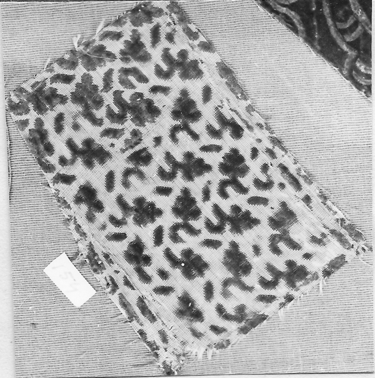 motivi decorativi geometrici e vegetali stilizzati (tessuto, frammento) - manifattura italiana (secc. XVI/ XVII)