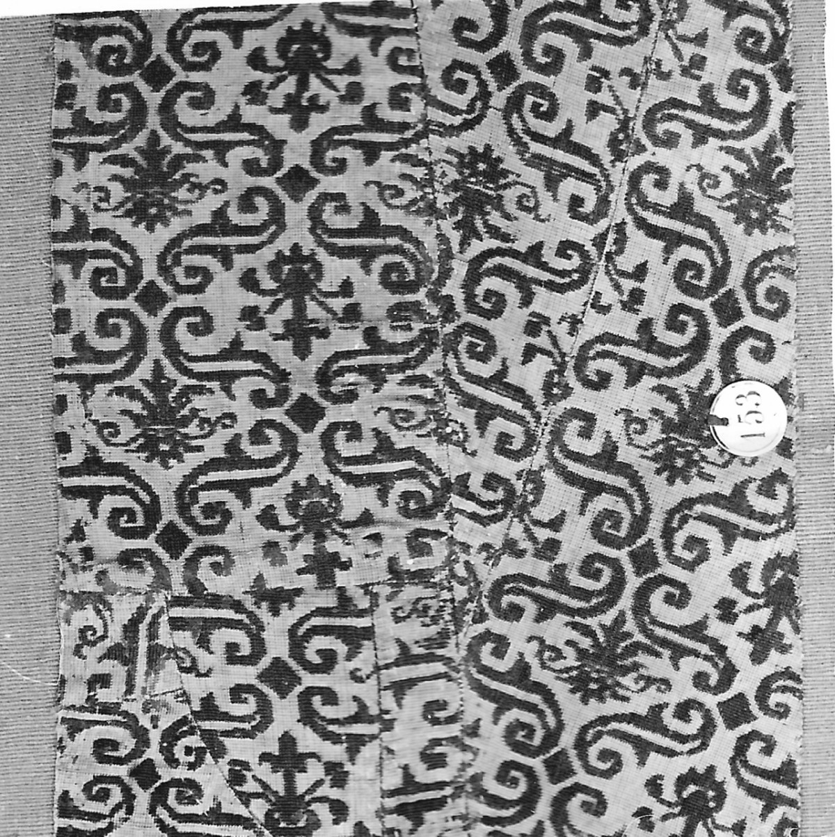 motivi decorativi geometrici e vegetali stilizzati (tessuto, frammento) - manifattura italiana (secc. XVI/ XVII)