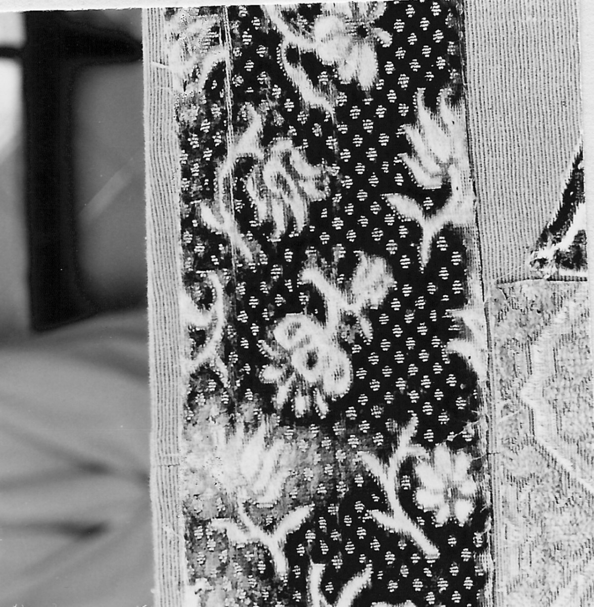 motivi decorativi floreali (tessuto, frammento) - manifattura italiana (sec. XVII)