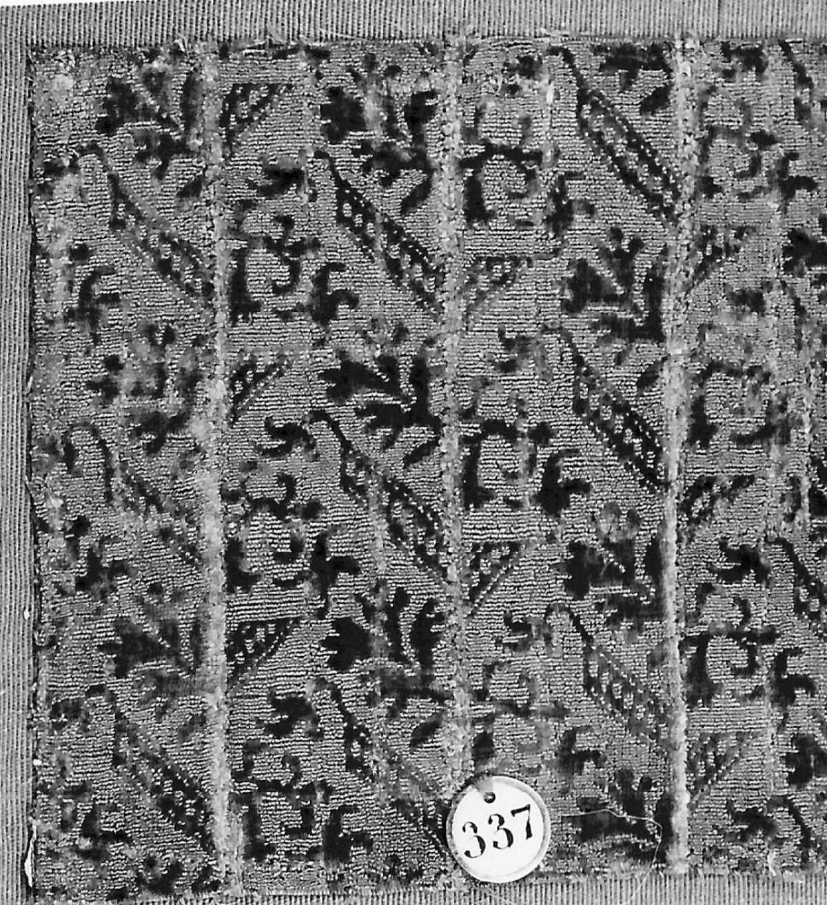 motivi decorativi geometrici e vegetali stilizzati (tessuto, frammento) - manifattura italiana (sec. XVII)