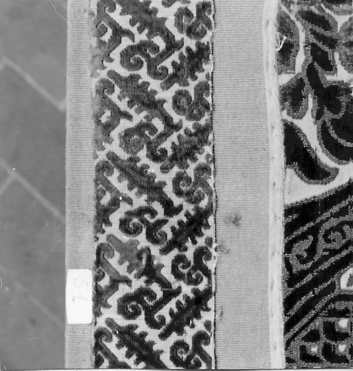 motivi decorativi vegetali stilizzati (tessuto, frammento) - manifattura italiana (secc. XVI/ XVII)