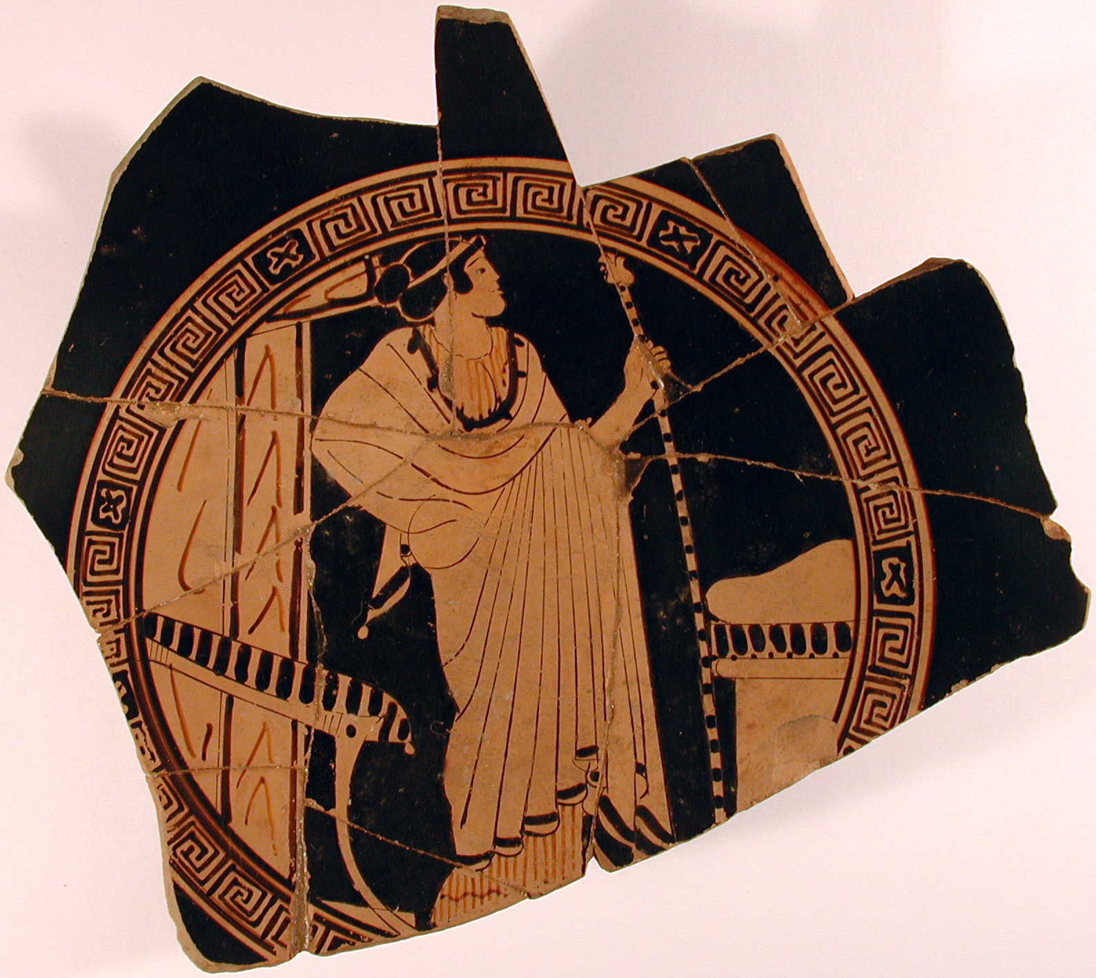 figura femminile panneggiata stante di fronte a un altare (kylix, tipo B) di Pittore di Monaco 2676 - produzione attica (secondo quarto V sec. a.C)