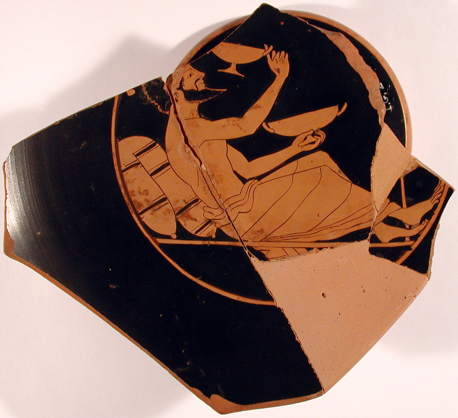 simposiasta che gioca al kottabos (kylix, tipo C) di Pittore di Hermaios - produzione attica (fine VI sec. a. C)