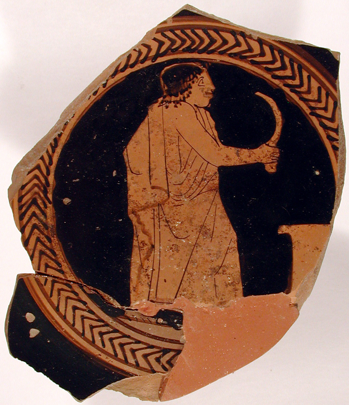 figura maschile panneggiata con strigile (kylix, tipo B o C) di Pittore di Sabouroff - produzione attica (secondo quarto V sec. a.C)