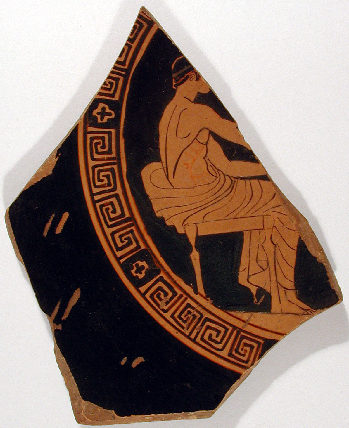 figura maschile seduta su uno sgabello (kylix) di Seguace di Douris - produzione attica (secondo quarto V sec. a.C)