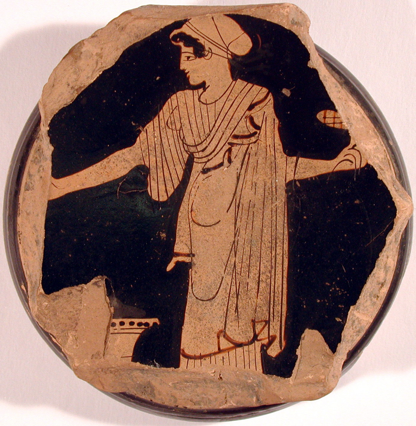 figura femminile panneggiata (kylix, stemless) di P. di Karlsruhe - produzione attica (secondo quarto V sec. a.C)