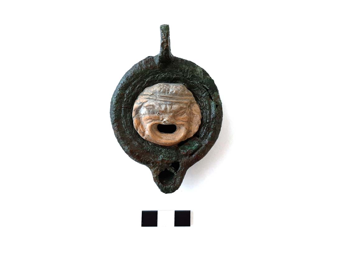 lucerna, Loeschcke VIII - produzione romana (prima metà I a.C)