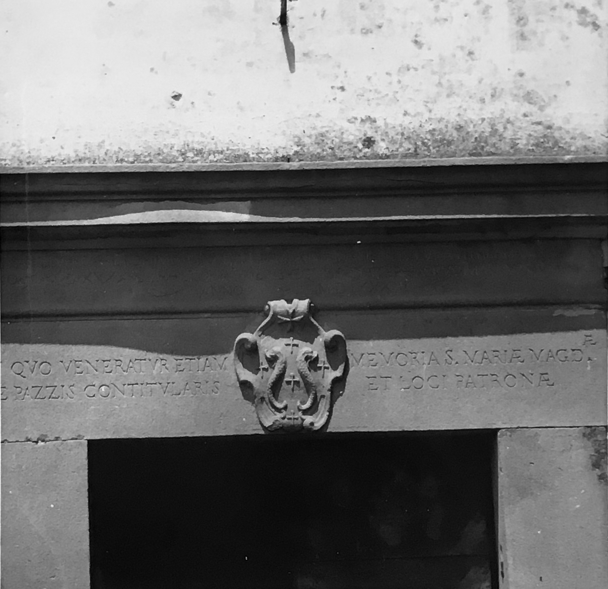 architrave con stemma della famiglia Pazzi (mostra di porta, opera isolata) - ambito toscano (XVIII)