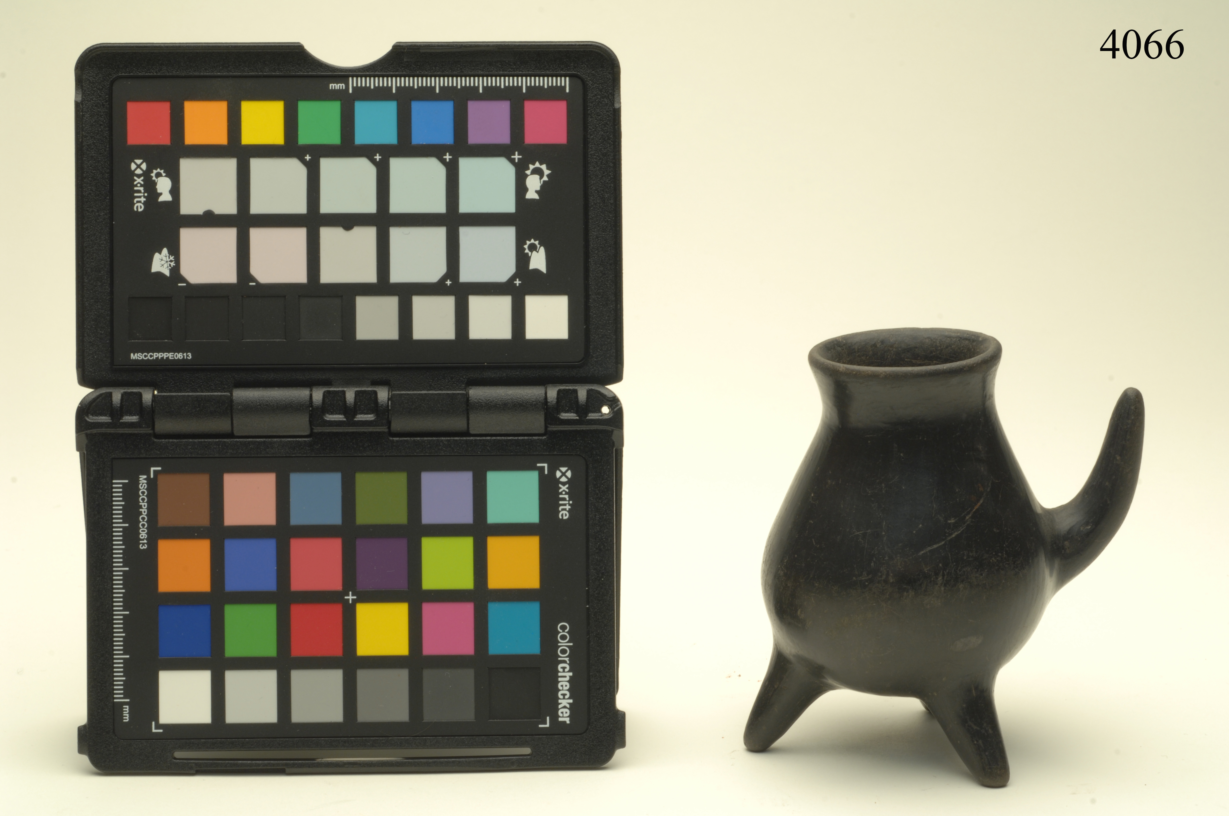 tripode, ARREDI E SUPPELLETTILI/ CONTENITORI, RECIPIENTI E OGGETTI DI USO DOMESTICO - cultura Inca (stile Chimù)