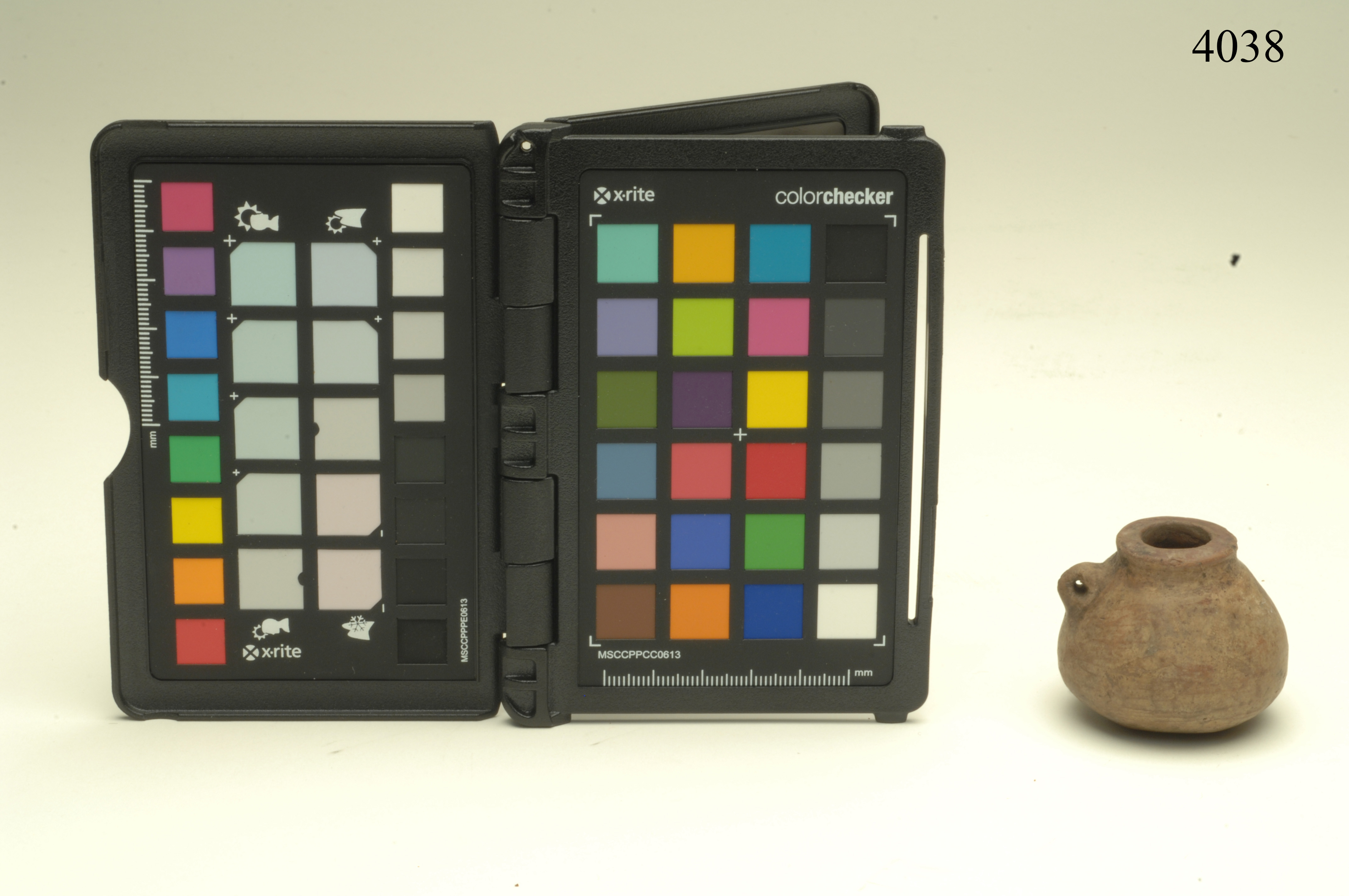 brocca, miniaturistica a profilo globulare schiacciato, ARREDI E SUPPELLETTILI/ CONTENITORI, RECIPIENTI E OGGETTI DI USO DOMESTICO - cultura precolombiana del Perù