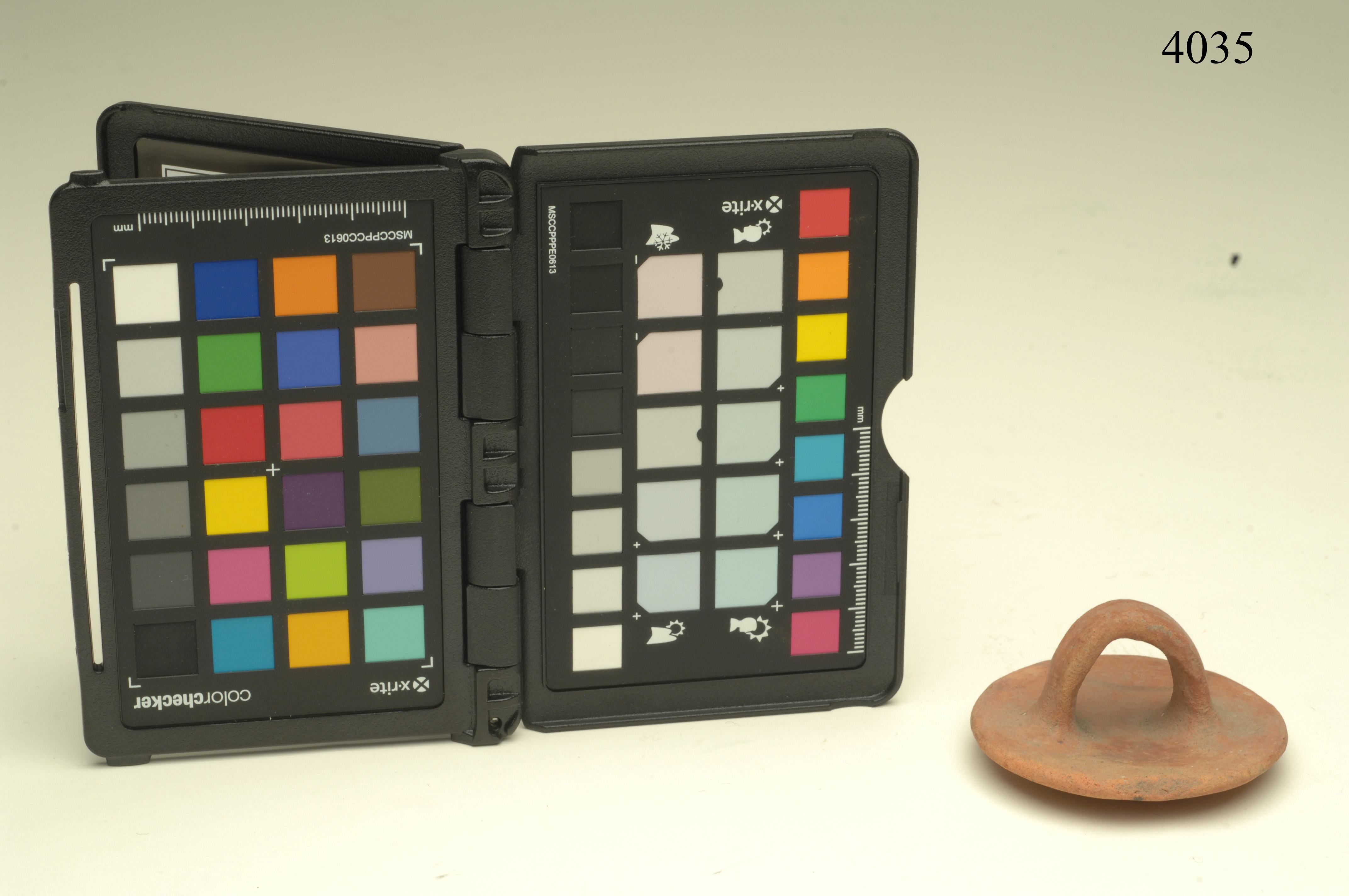 coperchio, circolare con manico orizzontale, ARREDI E SUPPELLETTILI/ CONTENITORI, RECIPIENTI E OGGETTI DI USO DOMESTICO - cultura precolombiana del Perù