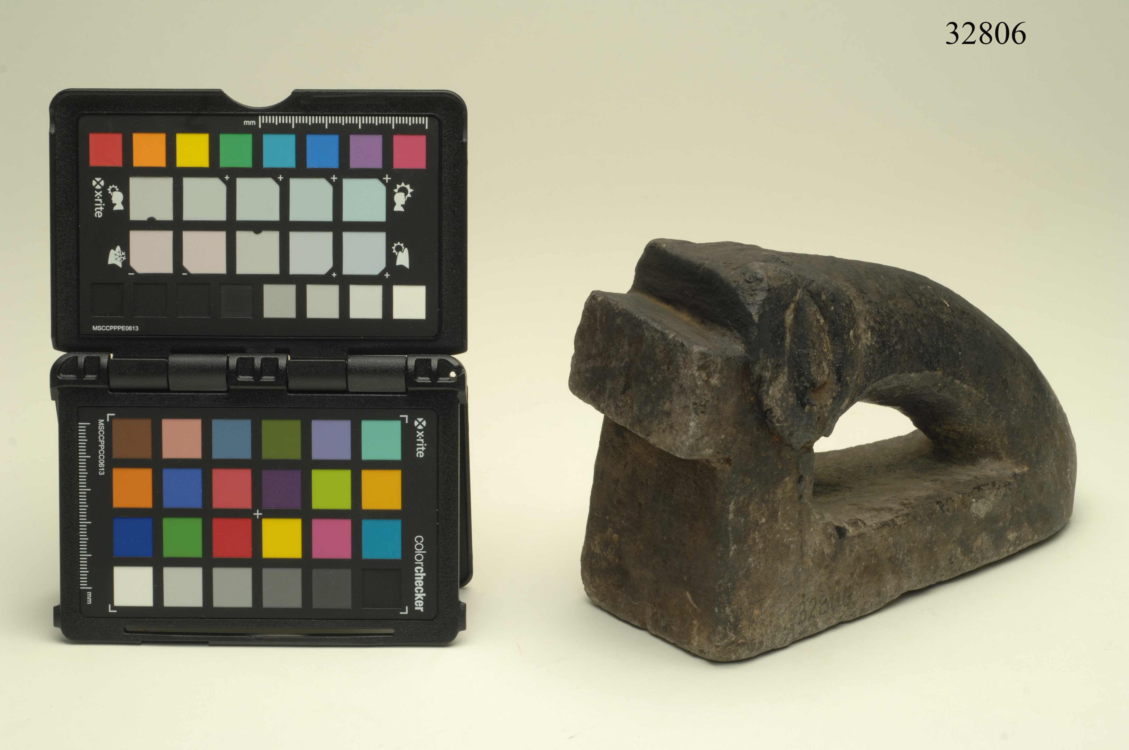 alare, per camino, ARREDI E SUPPELLETTILI/ CONTENITORI, RECIPIENTI E OGGETTI DI USO DOMESTICO - cultura Kalasha