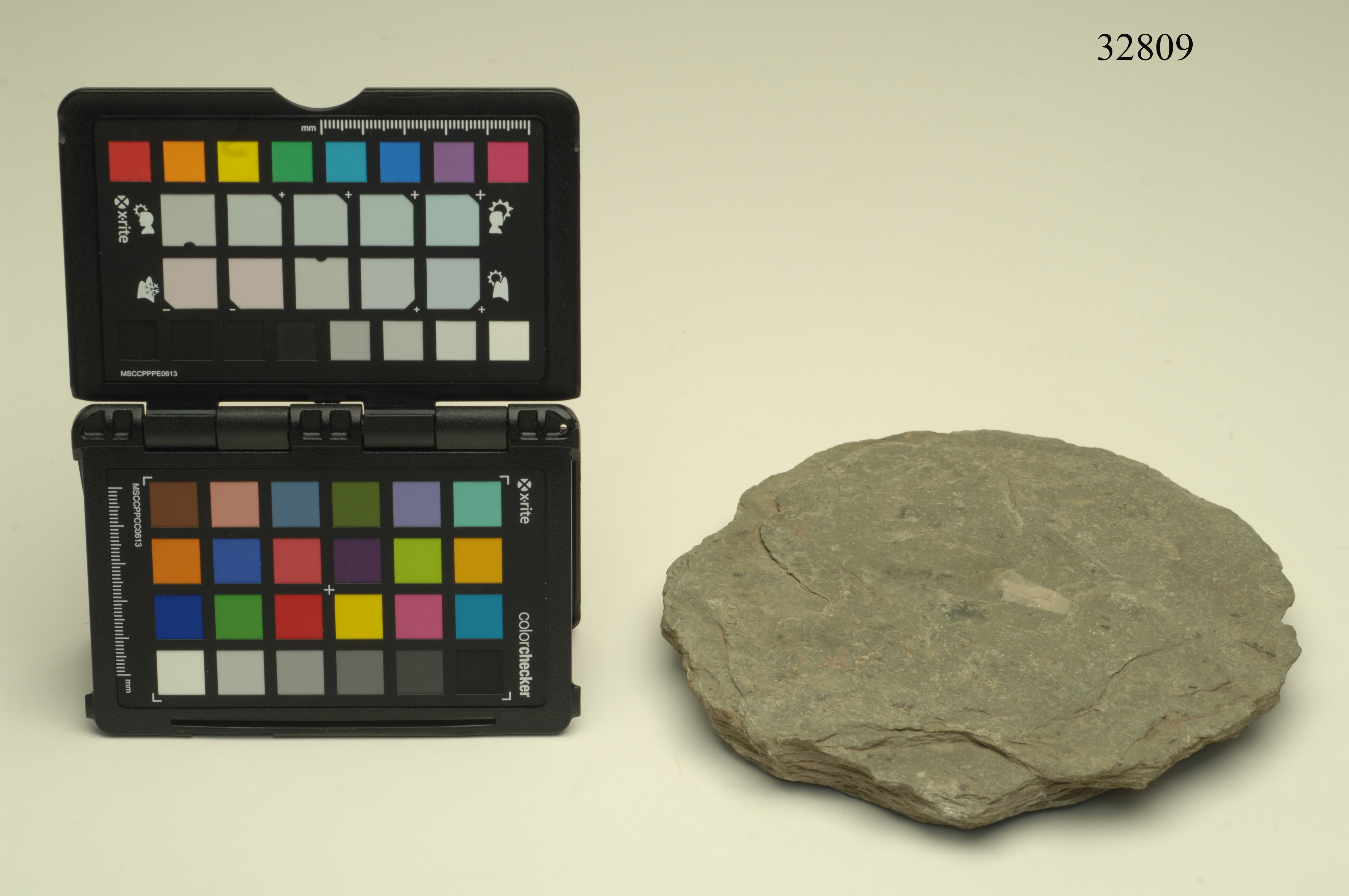 pietra, circolare, ARREDI E SUPPELLETTILI/ CONTENITORI, RECIPIENTI E OGGETTI DI USO DOMESTICO - cultura Kalasha