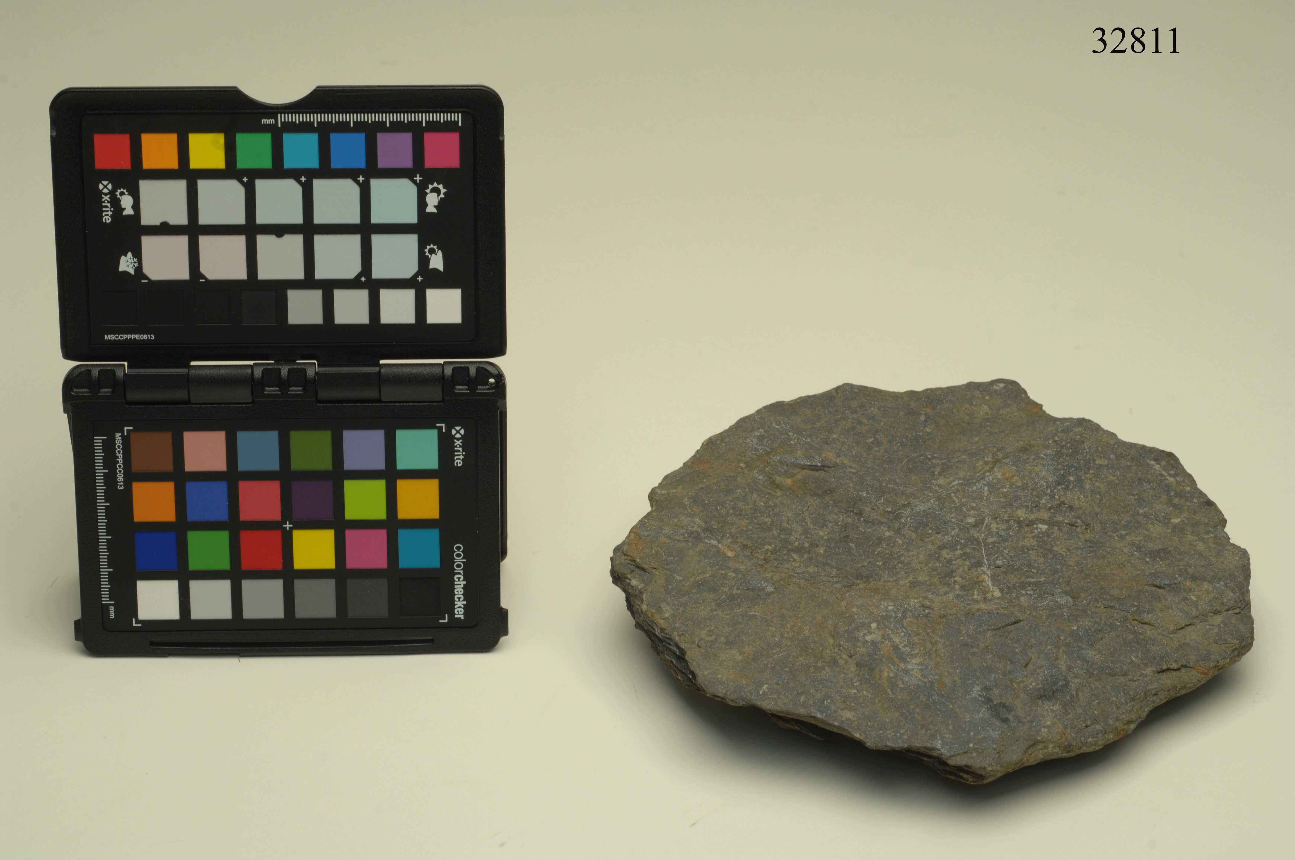 pietra, circolare, ARREDI E SUPPELLETTILI/ CONTENITORI, RECIPIENTI E OGGETTI DI USO DOMESTICO - cultura Kalasha