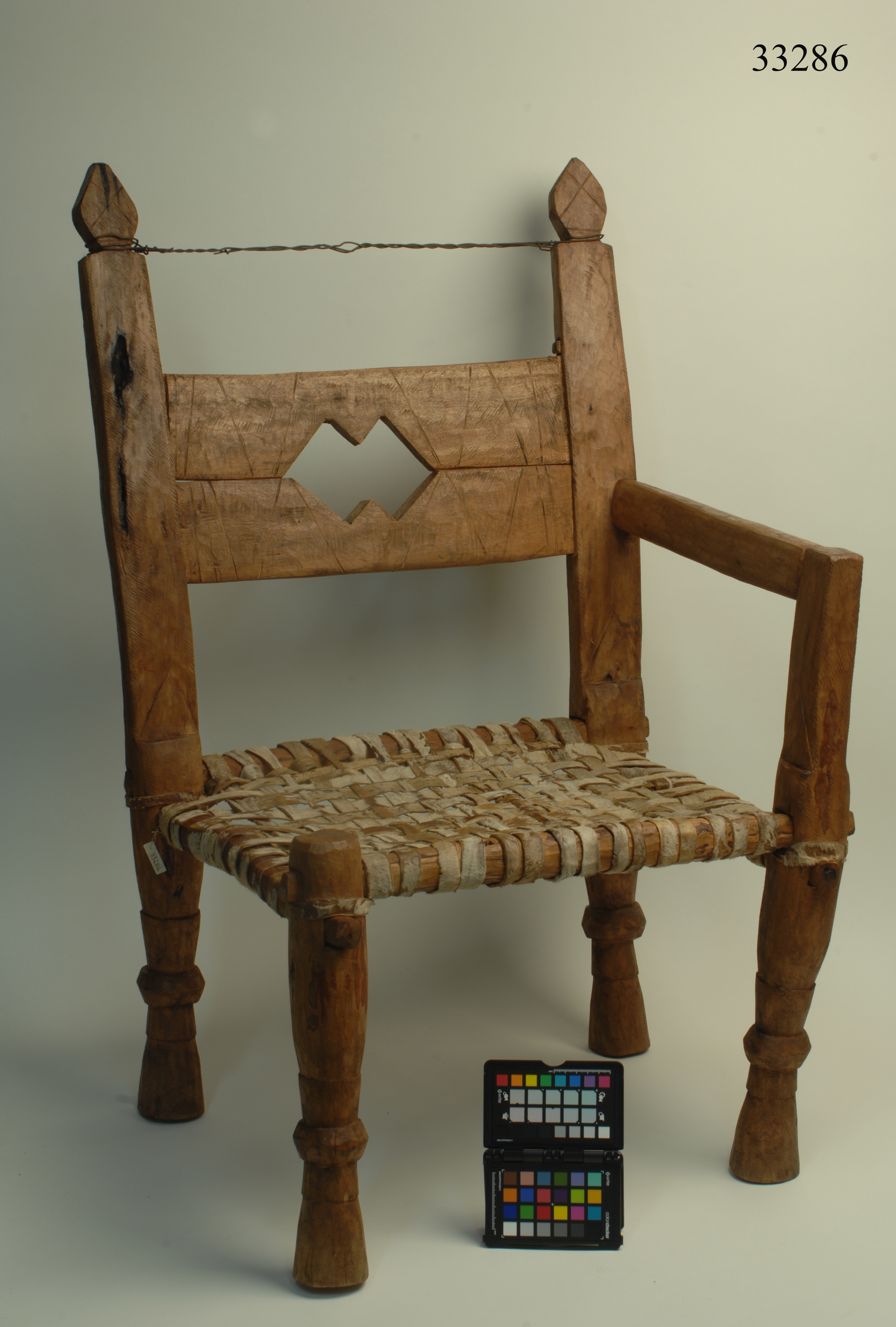 poltrona, ARREDI E SUPPELLETTILI/ MOBILI - cultura Kalasha