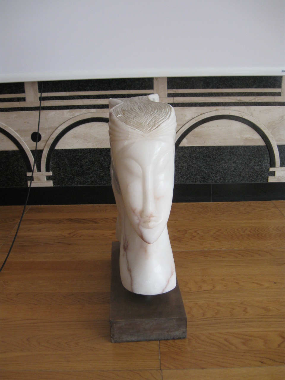 Libro con viso femminile nel dorso (scultura)