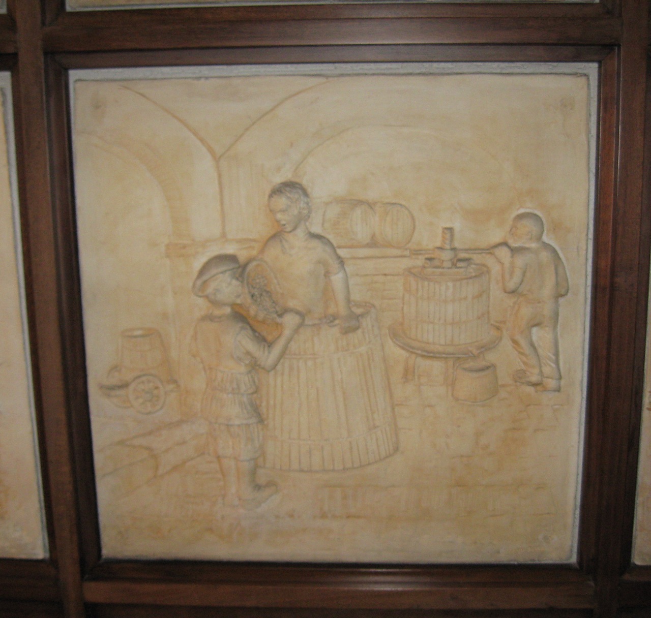 Figure maschili impegnate nelle fasi della produzione del vino (rilievo)