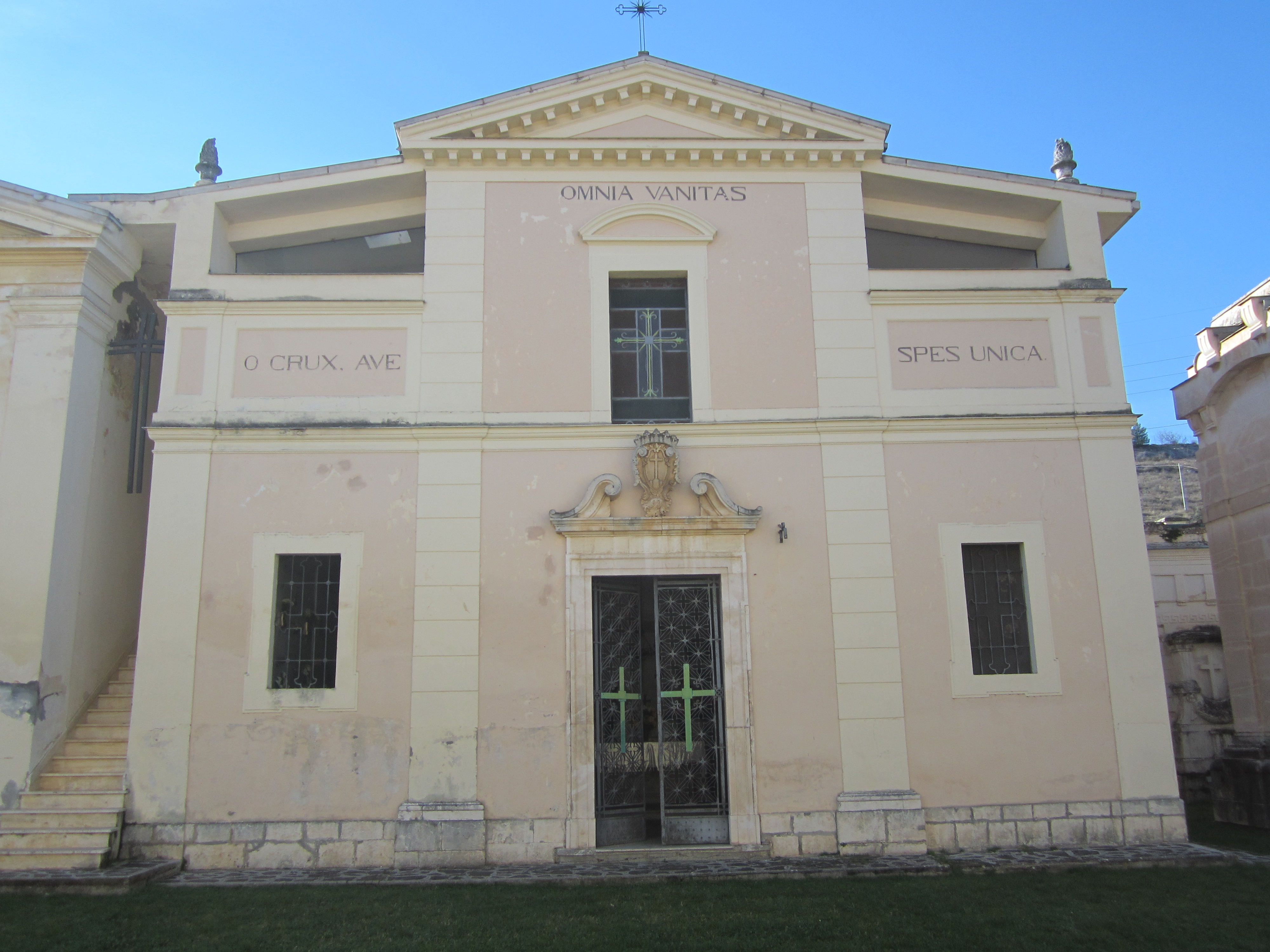 Cappella della Croce (cimitero, monumentale) - Sulmona (AQ)  <br>Condizioni d'uso: <a class='link-esterno' href='https://docs.italia.it/italia/icdp/icdp-pnd-circolazione-riuso-docs/it/v1.0-giugno-2022/testo-etichetta-BCS.html' target='_bcs'>Beni Culturali Standard (BCS)</a>
